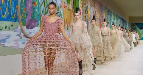 Haute Couture 2025: Co se odehrává v říši divů za zrcadlem domu Dior?