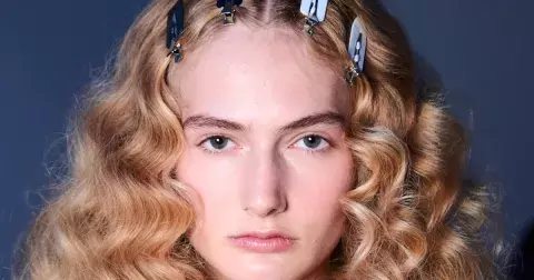 Vlasy na jaro: Nejjednodušší vlny roku 2025 jsou efektní bedhead waves