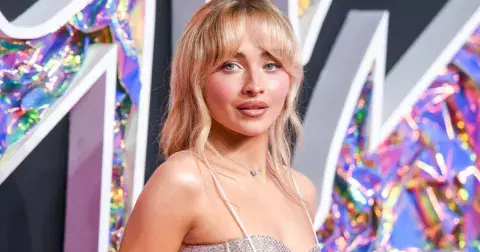 Sunburnt blush: Sabrina Carpenter a Tiktoková obsese spálenou pokožkou