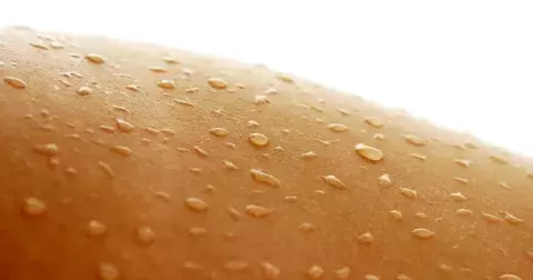 Jak zvýšit účinnost kyseliny hyaluronové? Zkuste v péči tyto 3 kroky