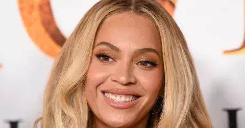 7 medově blond odstínů pro jaro/léto 2025, které rozzáří každou ženu