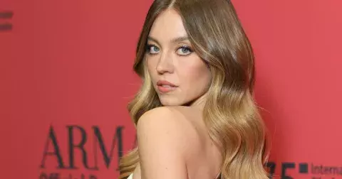 Dlouhé vlasy jako nesmrtelný trend i v roce 2025. Jak se o ně starat?