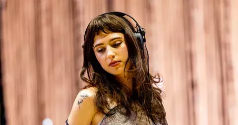 Jak na rozpůlenou ofinku a lá Clairo: V létě 2025 si získá srdce všech