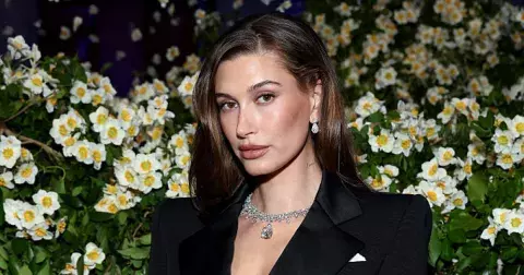 Hailey Bieber čerstvou miliardářkou roku 2025 a její recept na úspěch