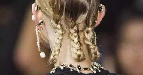 Zapletené trendy vlasy léta 2024: propadneme dvojitému copu i rámování