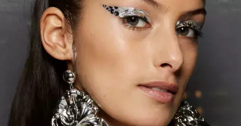 Jednoduché líčení na festival, třpytivé, s kamínky i přirozeně glowy