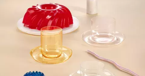 Léto 2025: 22 dekor kousků pro stylové stolování venku, i vevnitř