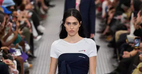 Měkká bavlna jako symbol tichého luxusu hitem léta 2025, jak jí nosit