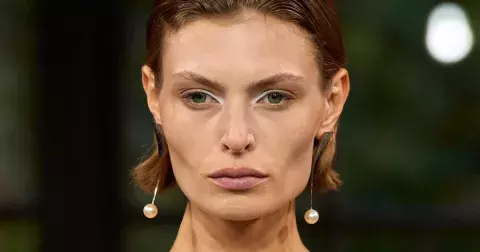 Vrací se vyholené obočí. V roce 2025 v úplně nové, renesanční podobě