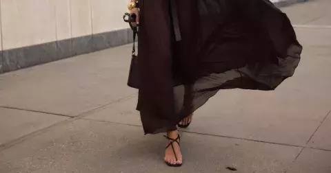 Žabky i mules: 11 trendy plochých bot léta 2025 do práce i na víkend