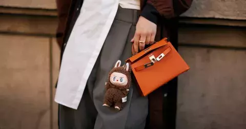 Pařížanky se v roce 2025 vrací do dětství, nosí hračky jako doplňky