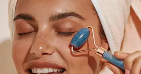 Léto 2025: 4 tipy kosmetičky celebrit pro přirozený glow a reset pleti