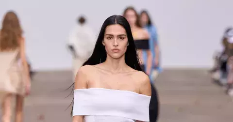 Asymetrický střih a háčkování: 15 bílých šatů pro stylové léto 2025