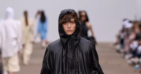 Trendy 2025: Léto patří botám po babičce, boxing tenisky jsou hitem