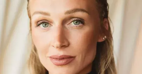 KVIFF 2025: Veronika Kašáková zazářila v ikonickém účesu z 80.let