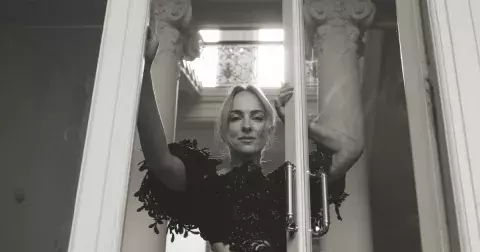 KVIFF 2025: Hvězdy červeného koberce oblékly československé návrháře