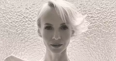 KVIFF 2025: Jana Plodková zazářila v bílé robě na premiéře Karavanu