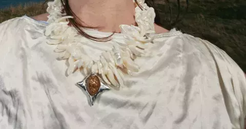 PFW inspirace: Pařížanky mění v létě 2025 perly za mušle