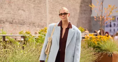 Jak nosit žabky na podpatku: 6 outfitů na léto 2025 do práce i víkend