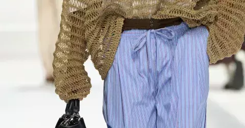 Léto 2025: 10 pohodlných poplin kalhot a jak je nosit pokaždé jinak