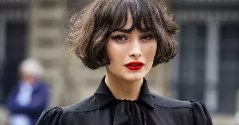 Účes pro jaro 2025: Mladistvý curtain bob sluší každému tvaru obličeje