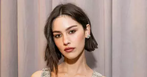 3 mikáda pro léto 2025, které vnesou pohyb a objem i do jemných vlasů