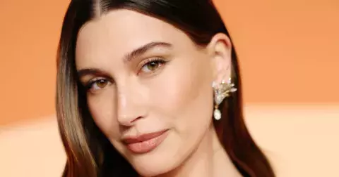 Hailey Bieber otevřeně o problémech s pletí a o tom, co jí pomáhá