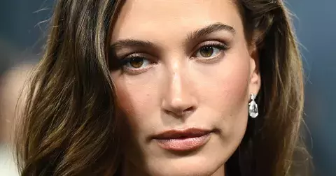 Money piece hair: Melírovací strategie léta 2025 zvýrazní obličej