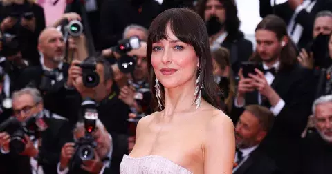 Hollywood ve Varech 2025: Poznejte blíže Dakotu Johnson a Skarsgårda