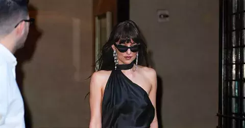 Trendy léta 2025: 10 minimalistických šatů ve stylu Dakoty Johnson