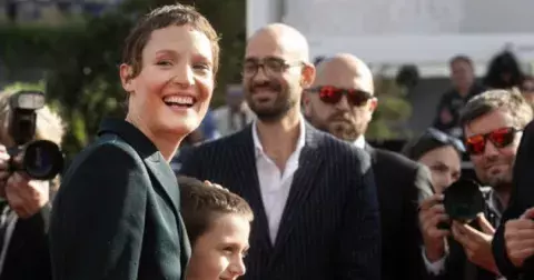 KVIFF 2025: Vicky Krieps okouzlila diváky ve filmu o odvaze být matkou