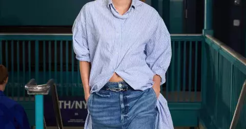 Košilové šaty léta 2025: 3 tipy, jak je nosit jinak, přes den i večer