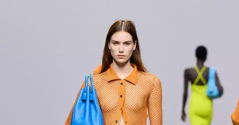 Léto 2025: 12 oranžových kousků, ve kterých krásně vynikne opálení