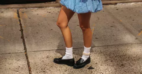 Jak nosit mokasíny v létě 2025: 8 chic kombinací se sukní i kalhoty