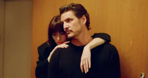 Do Varů nepřijede, ale léto 2025 patří i Pedrovi Pascalovi. Víme proč