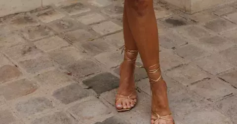 Letní pedikúra 2025: 10 barev, ve kterých v sandálech neuděláte ostudu