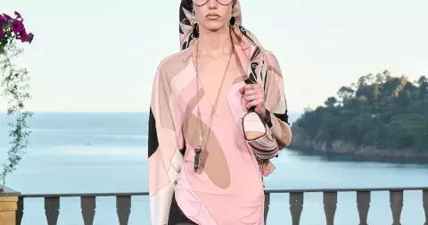 Léto 2025? Stačí jedny šaty a šátek v luxusním Pucci vzoru