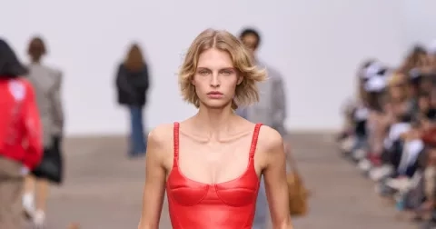 Léto 2025: 11 kožených kousků, které překvapivě patří i do horkých dní