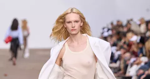 V roce 2025 si vystačíme jen s obyčejným tílkem. Takto ho nosí všichni