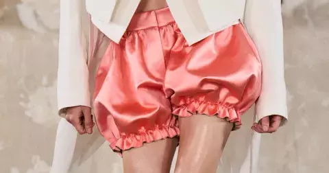 Bloomer šortky: Letní must-have 2025, který sluší každé postavě