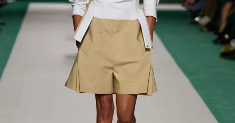 Léto 2025: 10 culottes kalhot, které vám dodají sebevědomí i cm navíc