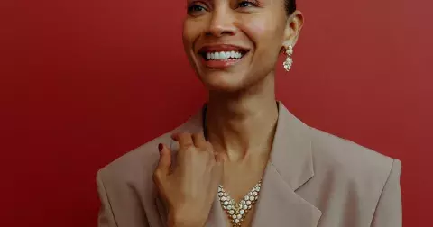 Zoe Saldaña a její cesta na Zlaté glóby v doprovodu vzácných klenotů