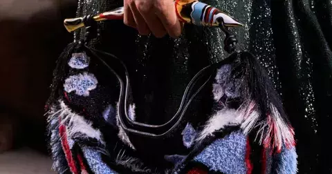 Módní hit 2025: Kabelky Mombasa s dekorativními uchy na léto i podzim