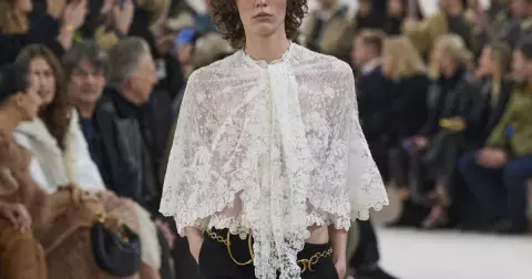 Krajka & hedvábí: Neodolatelný trend, který osvěží váš podzimní šatník