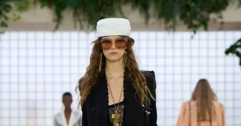 5 černých outfitů do práce i na víkend, které zaujmou i v létě 2025