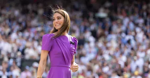 Podzimní móda 2025: Královská fialová v šatníku Kate i Lindsay Lohan