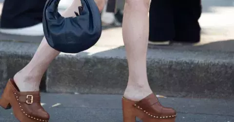 Dřevěné boty a lehké šaty budiž tou nejvíc boho kombinací léta 2025