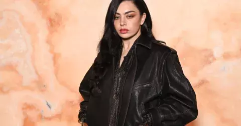 Popová hvězda se mění ve filmovou múzu. Z Charli XCX bude herečka