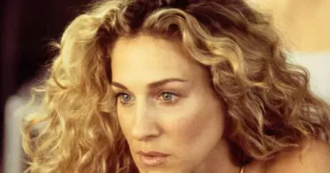 Jak na vlnité vlasy v létě 2025? Curly Girl metoda krok za krokem