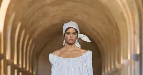 Doplněk léta 2025: 5 trendy způsobů, jak šátek zachrání každý outfit